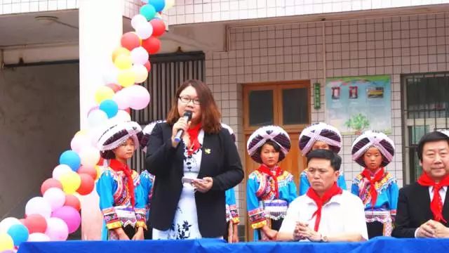 校車貴州省黔西南州晴隆縣獲贈校車等教育物資