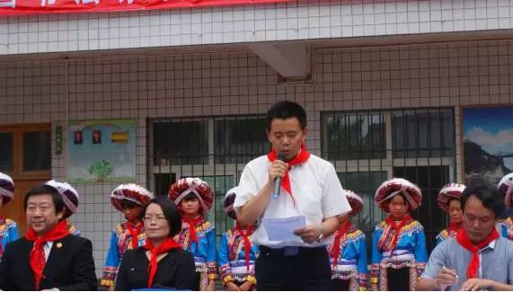 校車貴州省黔西南州晴隆縣獲贈校車等教育物資