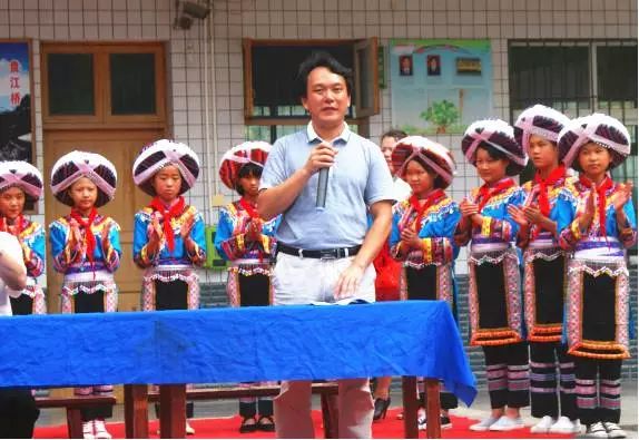 校車貴州省黔西南州晴隆縣獲贈校車等教育物資