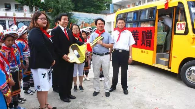 校車貴州省黔西南州晴隆縣獲贈校車等教育物資