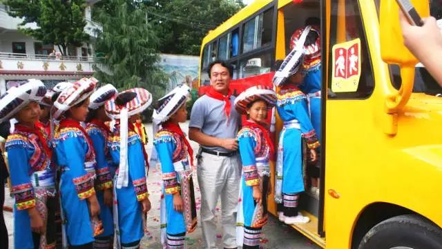 校車貴州省黔西南州晴隆縣獲贈校車等教育物資