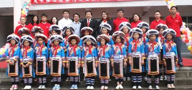 校車貴州省黔西南州晴隆縣獲贈校車等教育物資