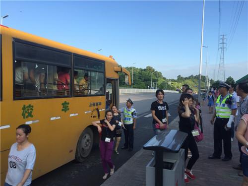 深圳一校車未年審且無證駕駛 車內超載坐滿大媽