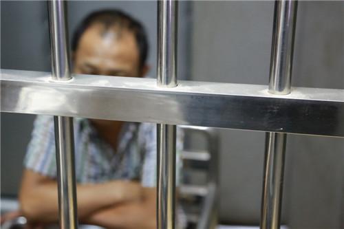 深圳一校車未年審且無證駕駛 車內超載坐滿大媽