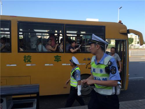 深圳一校車未年審且無證駕駛 車內超載坐滿大媽