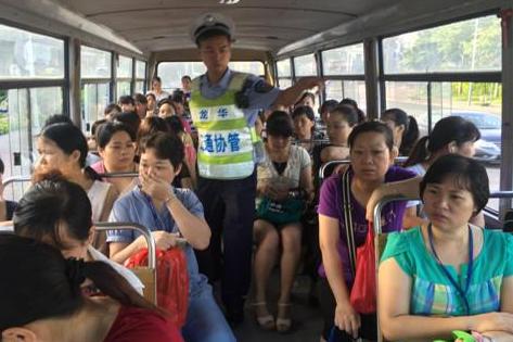 深圳一校車未年審且無證駕駛 車內超載坐滿大媽