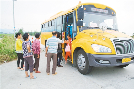 孩子們從校車上下來，旁邊已站著多位等待的家長。