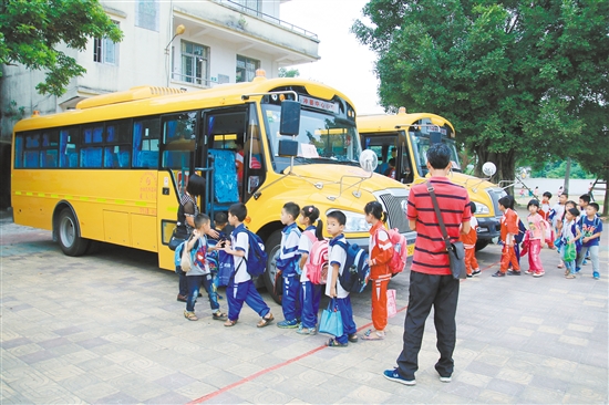 學(xué)生們排隊(duì)有序上車。
