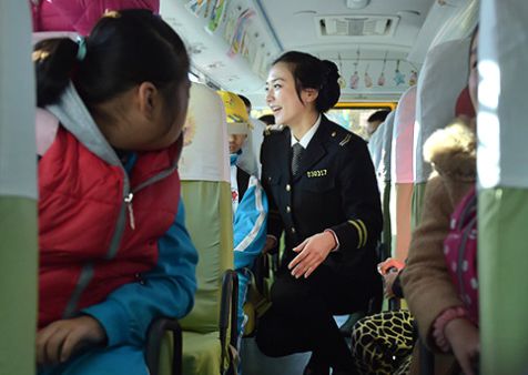 青島90后美女袁悅:我是特教校車照管員