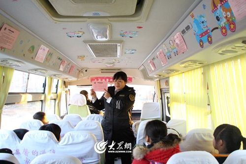 青島交運(yùn)校車為學(xué)生發(fā)放校車乘車安全須知