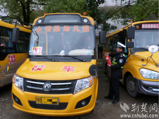 民警檢查校車 通訊員 李強(qiáng) 攝_meitu_12.jpg