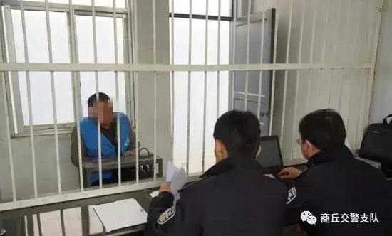 河南商丘查獲一輛黑校車(chē)超載29人 民警驚出一身冷汗