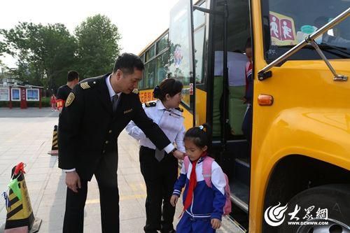 城陽7000名學生上下學方便多了 66輛校車上崗