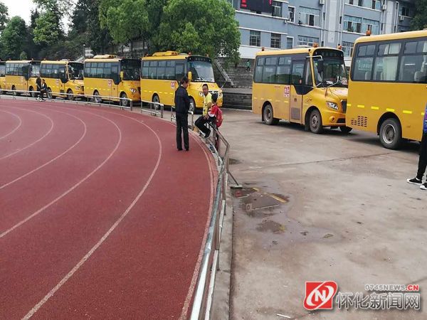 湖南懷化交警直屬一大隊對農(nóng)村小學(xué)校車開展安全大檢查