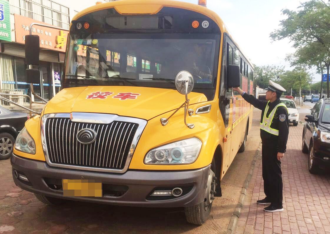 山東日照交警突查校車卻“撲了空”