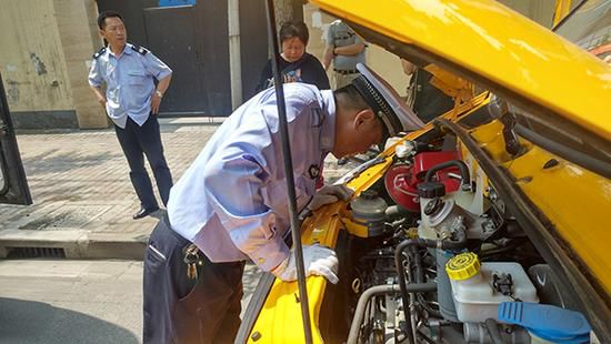 上海兩區交警開展校車安全大檢查，沒有發現問題校車