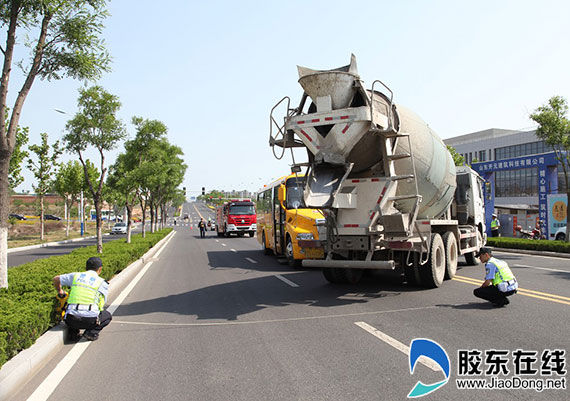 山東蓬萊交警聯(lián)合開(kāi)展市校車安全事故處置救援演練