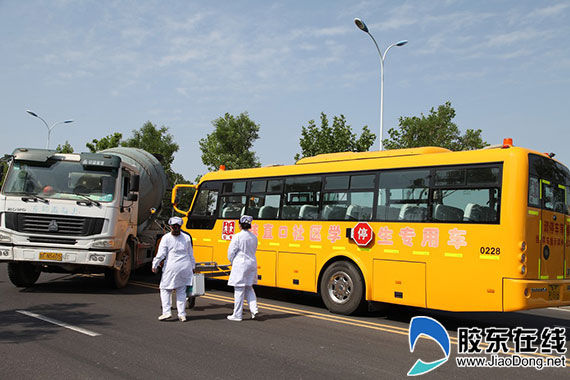山東蓬萊交警聯(lián)合開(kāi)展市校車安全事故處置救援演練