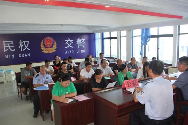 河南省民權(quán)交警大隊聯(lián)合教育局召開校車約談講評會