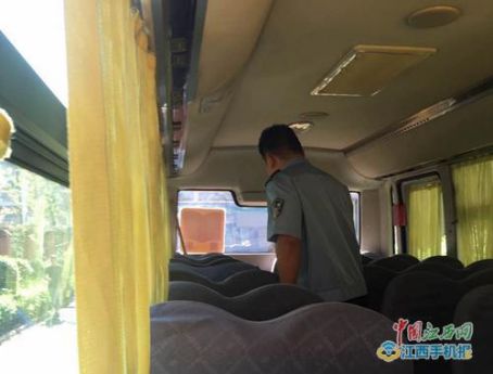 筑好校園安全防護網 江西宜春交警暑期嚴查校車交通違法行為