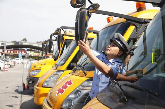 重慶市交巡警總隊開展校車專項整治活動