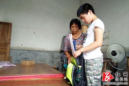 湖南攸縣676名貧困學(xué)生免費乘校車上學(xué)