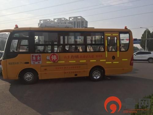 山東膠州:奔馳與幼兒園校車刮擦 無人員傷亡