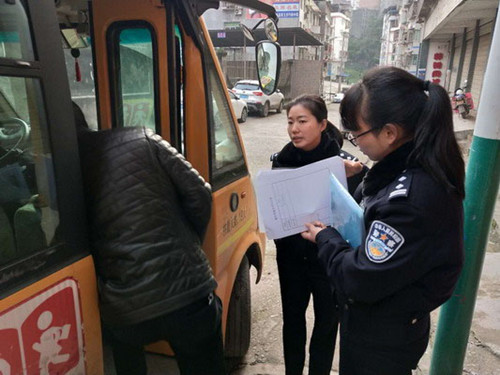 石柱交巡警為校車做體檢 多舉措把牢安全出行關(guān)