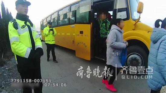 濟南一校車司機無開校車資格竟還超載 塞進63名學生