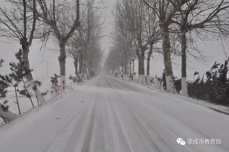 雪后，榮成市教育局對這些校車運行路段進行考察