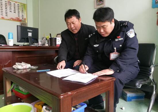 河南省新鄉(xiāng)市封丘縣：警方約談校車負責人 讓學生平安回家