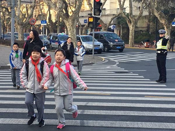 開學日上海數千警力護校保障交通，嚴查黑校車及校車超速超員