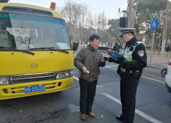 開學日上海數千警力護校保障交通，嚴查黑校車及校車超速超員