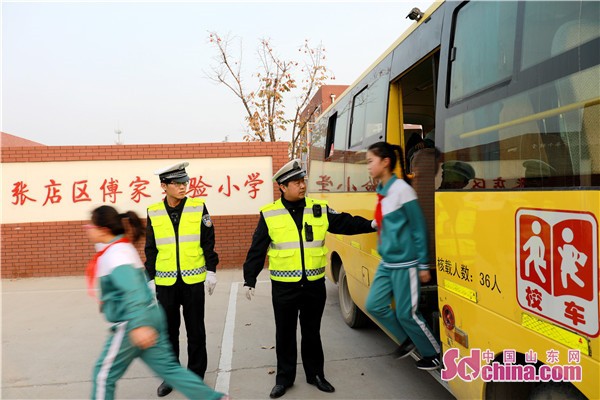 山東淄博張店交警檢查校車 確保學生安全