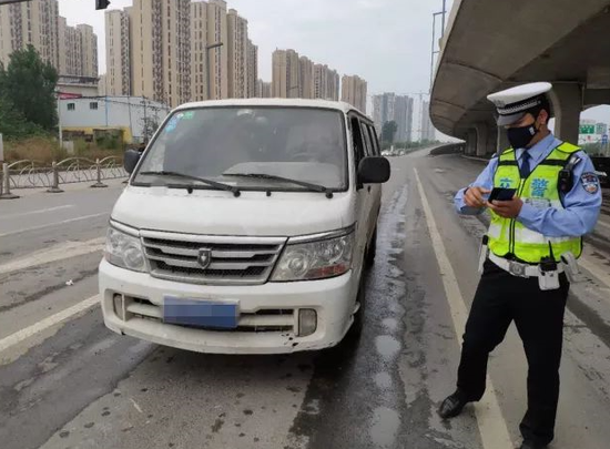 鄭州交警針對(duì)校車、渣土車、面包車等開展專項(xiàng)整治