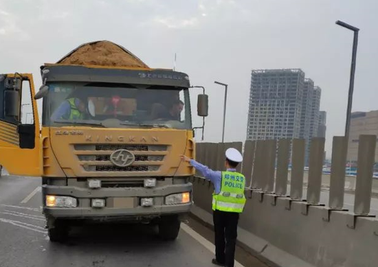 鄭州交警針對(duì)校車、渣土車、面包車等開展專項(xiàng)整治