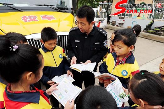 鹽湖交警加強(qiáng)農(nóng)村交通安全輔導(dǎo)站學(xué)生乘坐校車(chē)宣傳教育