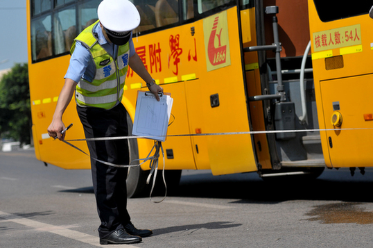 北碚交巡警支隊組織開展危化品道路運輸及校車重特大道路交通事故應急處置演練