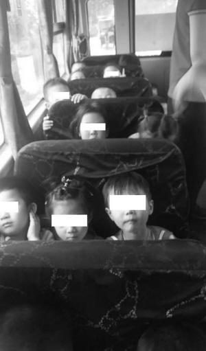 河北一輛幼兒園校車雙人座擠仨孩子