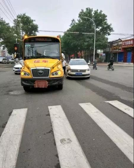 突發！河南安陽永安街附近一輛校車與私家車相撞