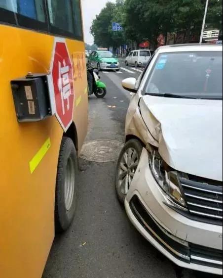 突發！河南安陽永安街附近一輛校車與私家車相撞