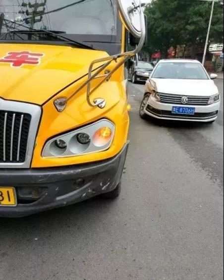 突發！河南安陽永安街附近一輛校車與私家車相撞