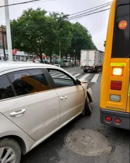 突發！河南安陽永安街附近一輛校車與私家車相撞