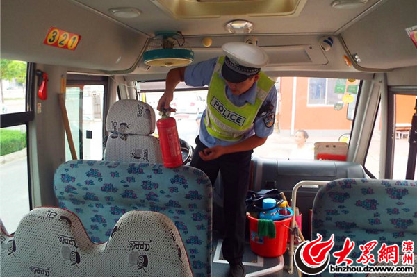 沾化交警開(kāi)展校車(chē)安全檢查 保障學(xué)生乘車(chē)安全