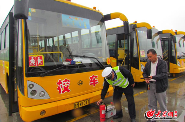 山東省濱州市：無(wú)棣交警開(kāi)展校車(chē)安全檢查 構(gòu)筑平安出行防護(hù)堡壘