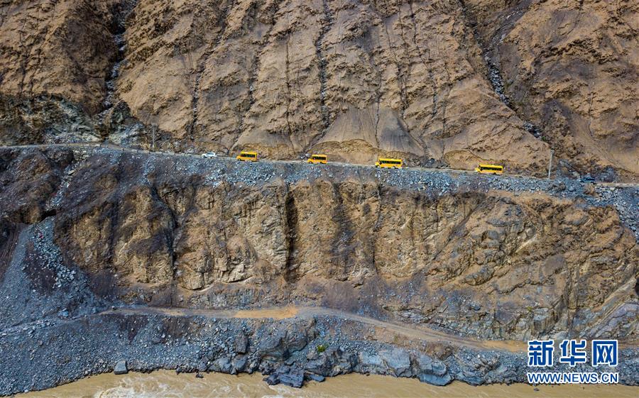 新疆阿克陶：集中組織校車 交警送學(xué)生平安回家