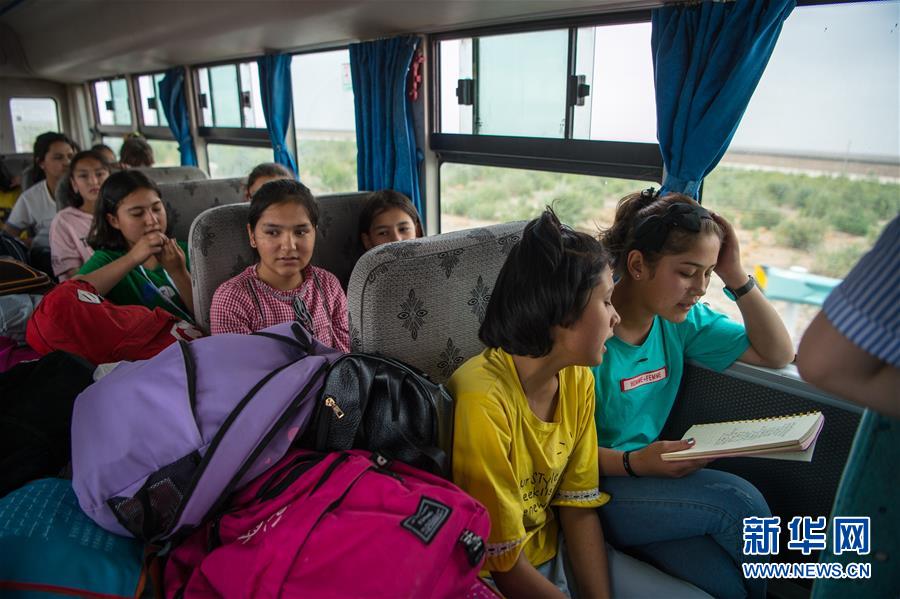 新疆阿克陶：集中組織校車 交警送學(xué)生平安回家