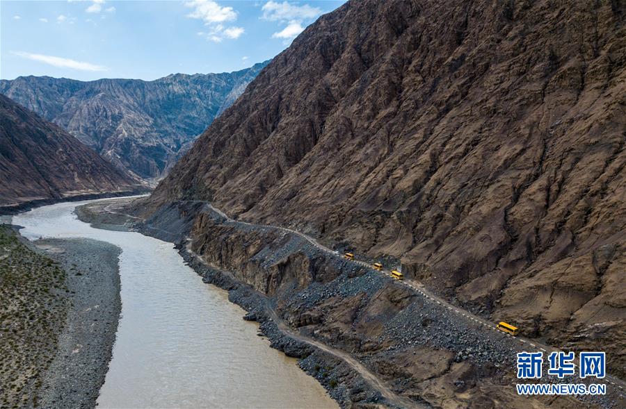 新疆阿克陶：集中組織校車 交警送學(xué)生平安回家