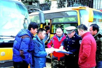 江西省上饒市公安交警部門(mén)多形式開(kāi)展校車(chē)安全知識(shí)宣傳