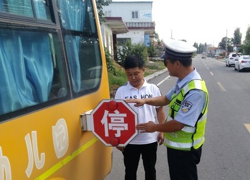 開學前鄒城校車“體檢” 交警查得特仔細